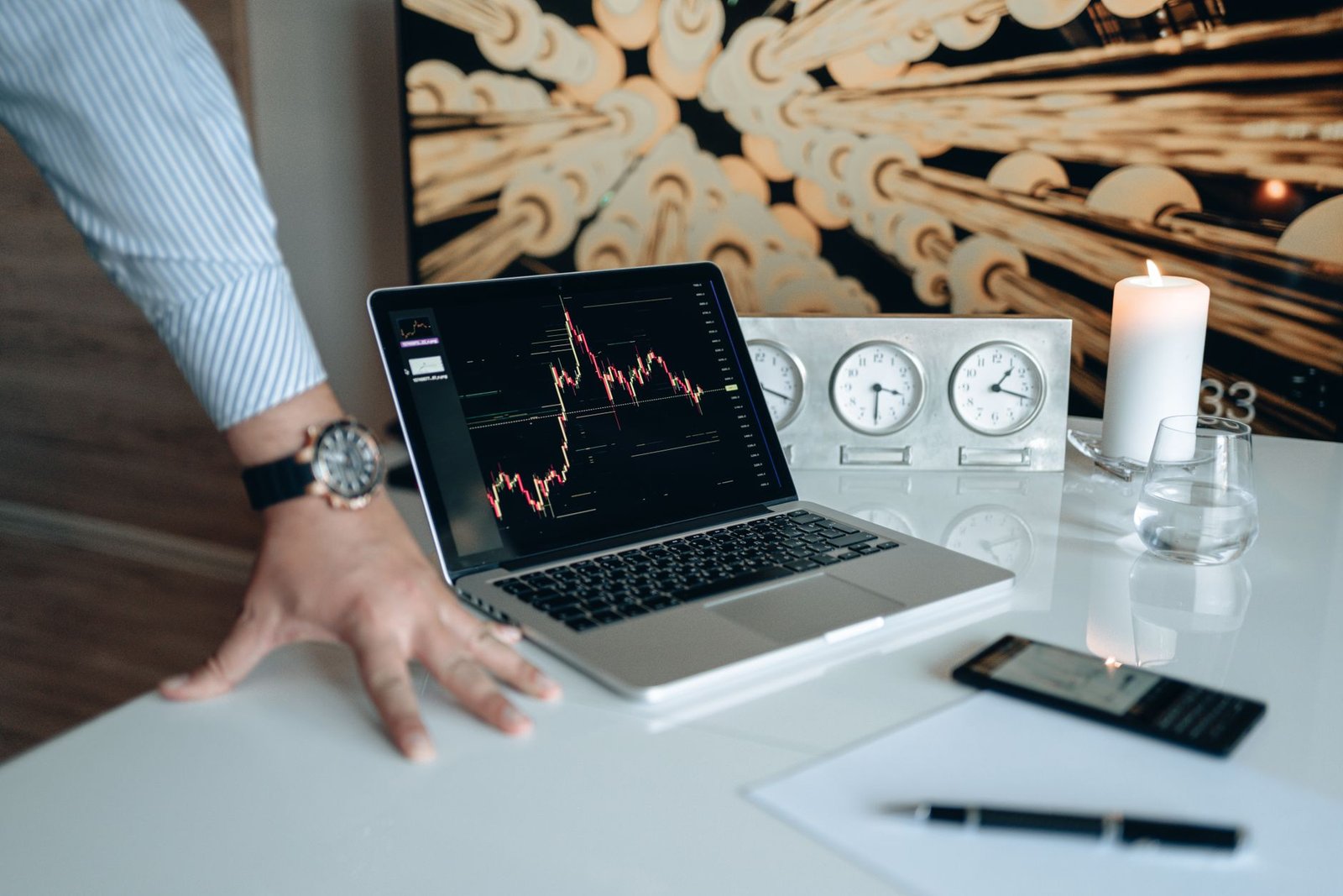 Financiamento com Opções: Como Funciona essa Estratégia na Bolsa - imagem via Pexels, foto de AlphaTradeZone