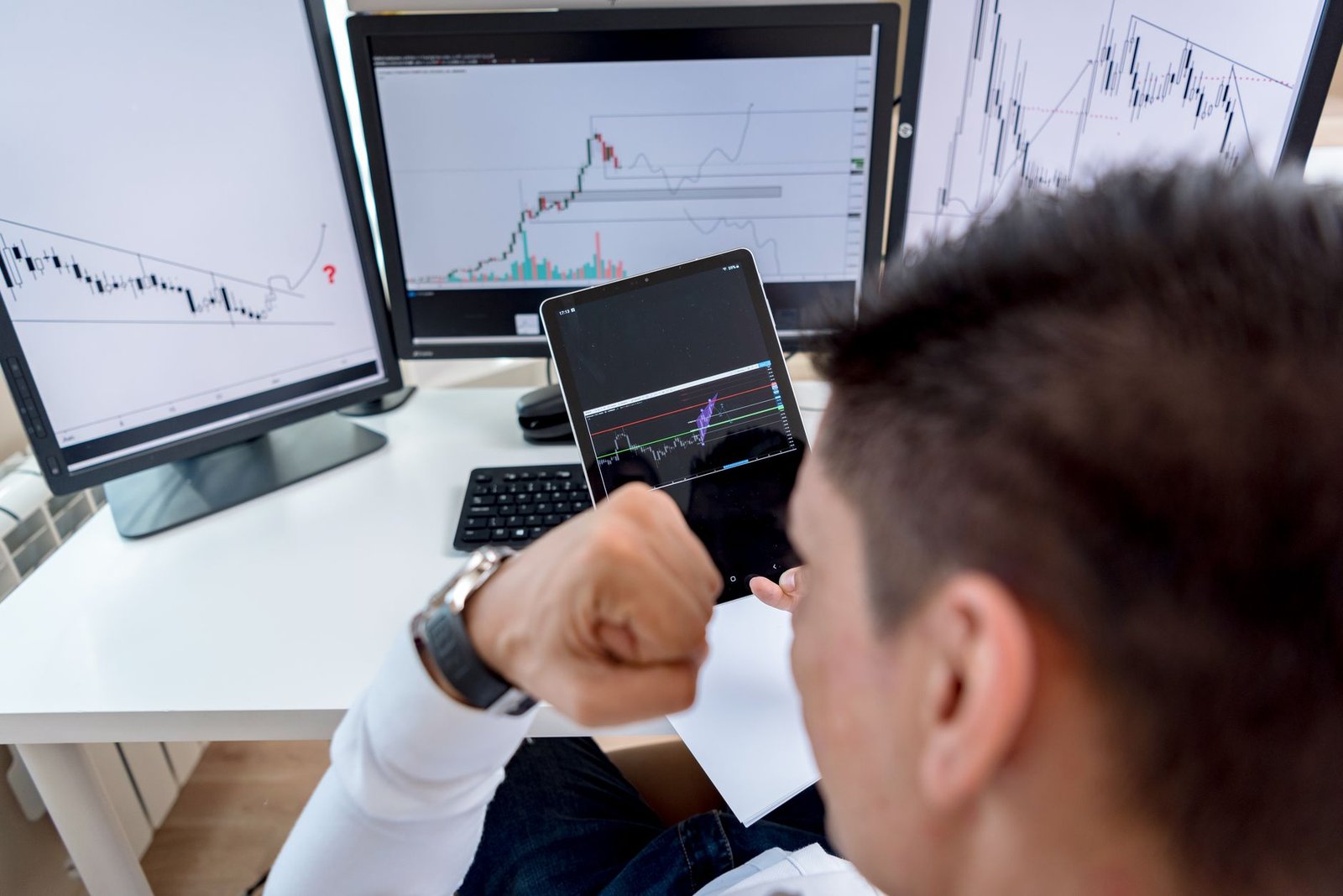 Opções de Compra e Venda (Call e Put): Entenda a Diferença - imagem via Pexels, foto de AlphaTradeZone