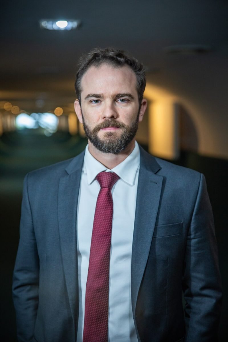 Retrato oficial de Dario Durigan, ministro da Fazenda, de terno e gravata