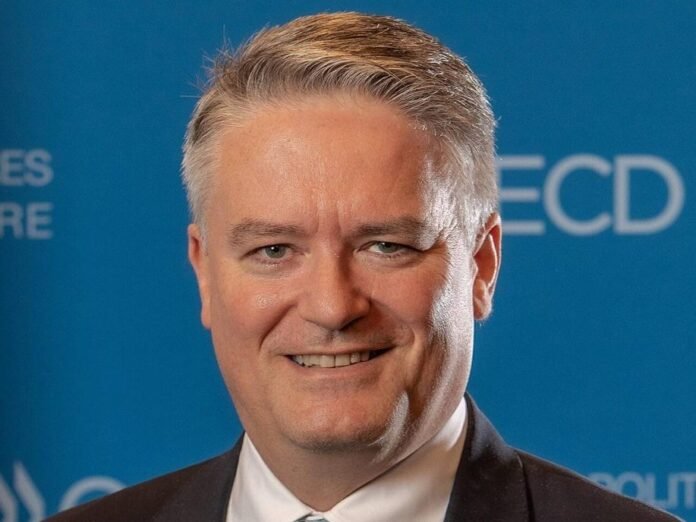 Mathias Cormann, secretário-geral da OCDE, em retrato oficial com fundo da organização