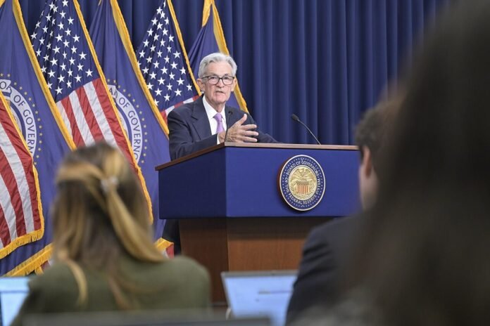 Jerome Powell, presidente do Federal Reserve, discursa em coletiva de imprensa no púlpito do Fed, com bandeiras dos EUA ao fundo