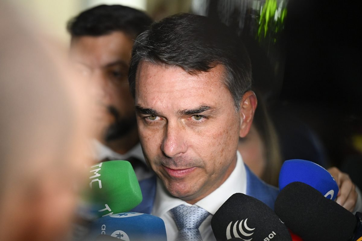 Senador Flávio Bolsonaro concede entrevista a jornalistas no Senado Federal