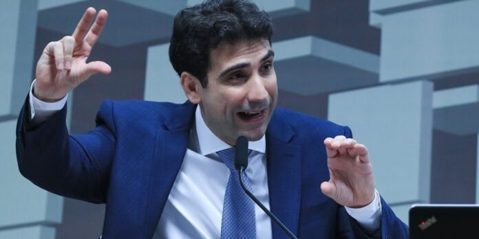 Gabriel Galípolo, presidente do Banco Central, gesticula durante sabatina na Comissão de Assuntos Econômicos do Senado
