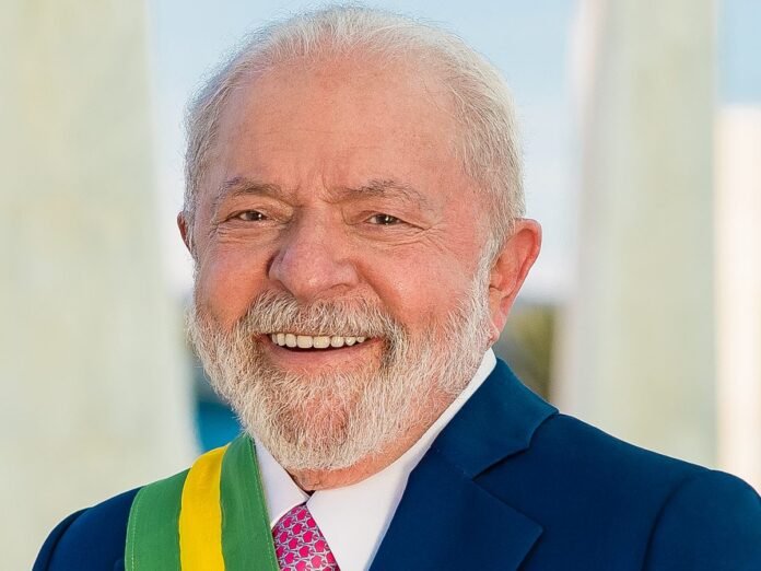 Presidente Luiz Inácio Lula da Silva, retrato oficial sorrindo com a faixa presidencial
