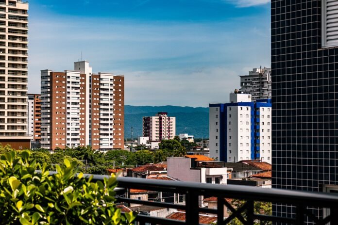 Fundos Imobiliários: Como Investir e Gerar Renda Mensal - imagem via Pexels, foto de Juan Pablo Daniel