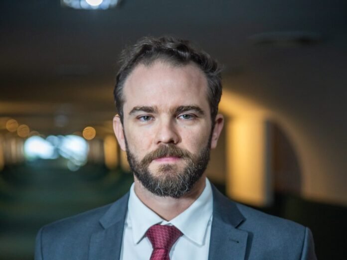 Dario Durigan, ministro da Fazenda, em retrato oficial de terno e gravata