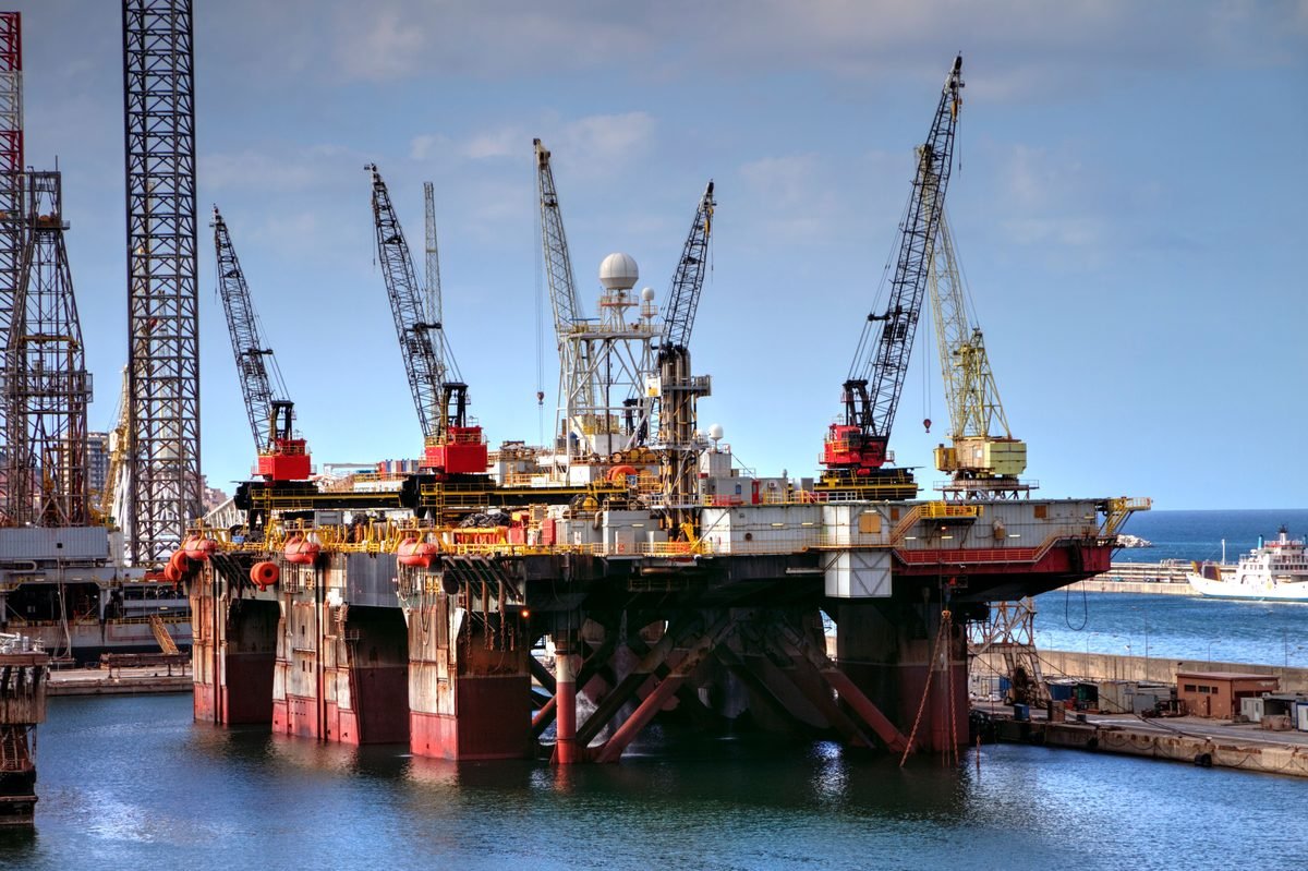 Plataforma de petróleo offshore em porto, ilustrando o setor de energia