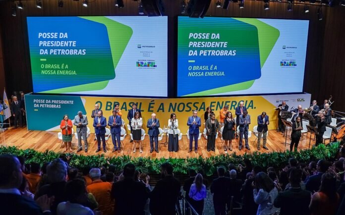 Palco da cerimônia de posse de Magda Chambriard na presidência da Petrobras, em junho de 2024