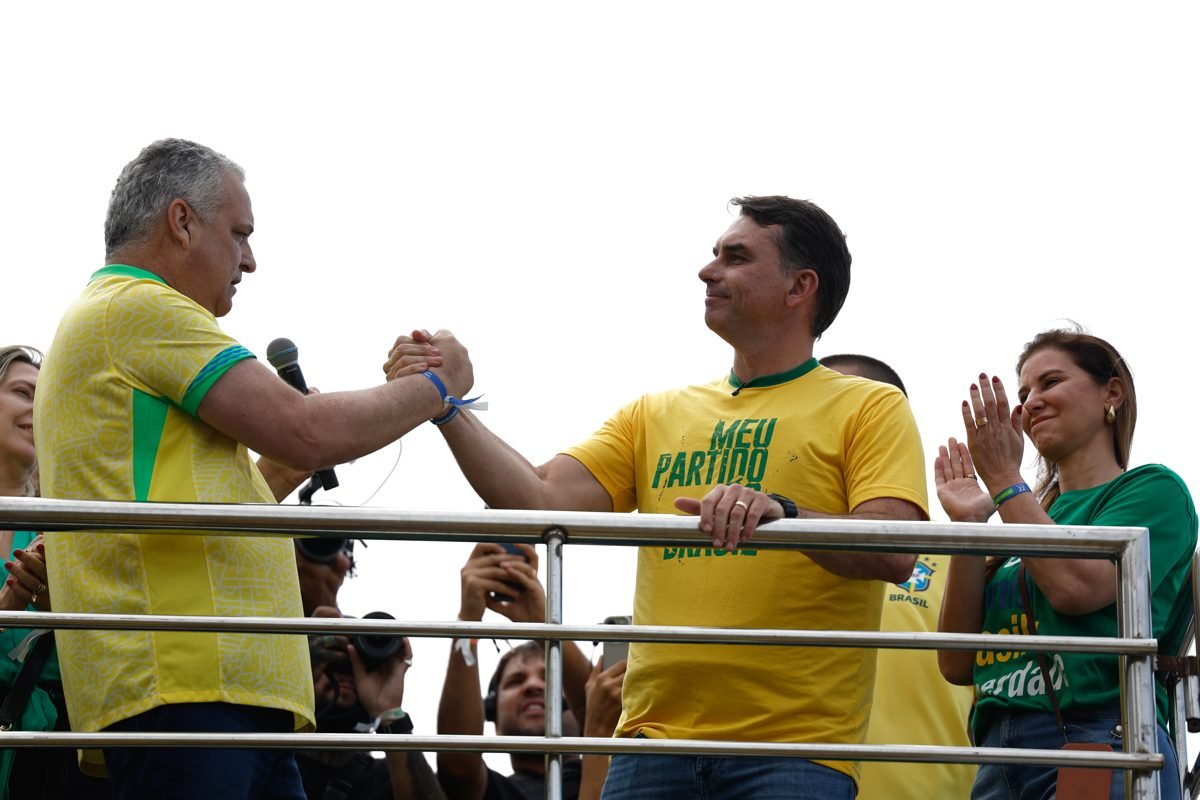 Flávio Bolsonaro cumprimenta apoiador durante o lançamento de sua campanha presidencial em comício na praia de Copacabana, Rio de Janeiro