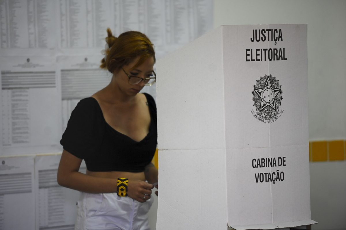 Eleitora vota em cabine de votação da Justiça Eleitoral no primeiro turno das eleições de 2026