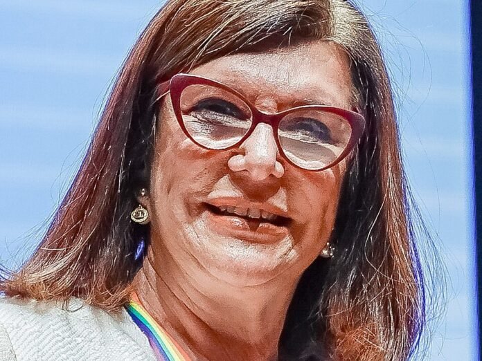 Magda Chambriard, presidente da Petrobras, sorrindo durante cerimônia de posse em Brasília