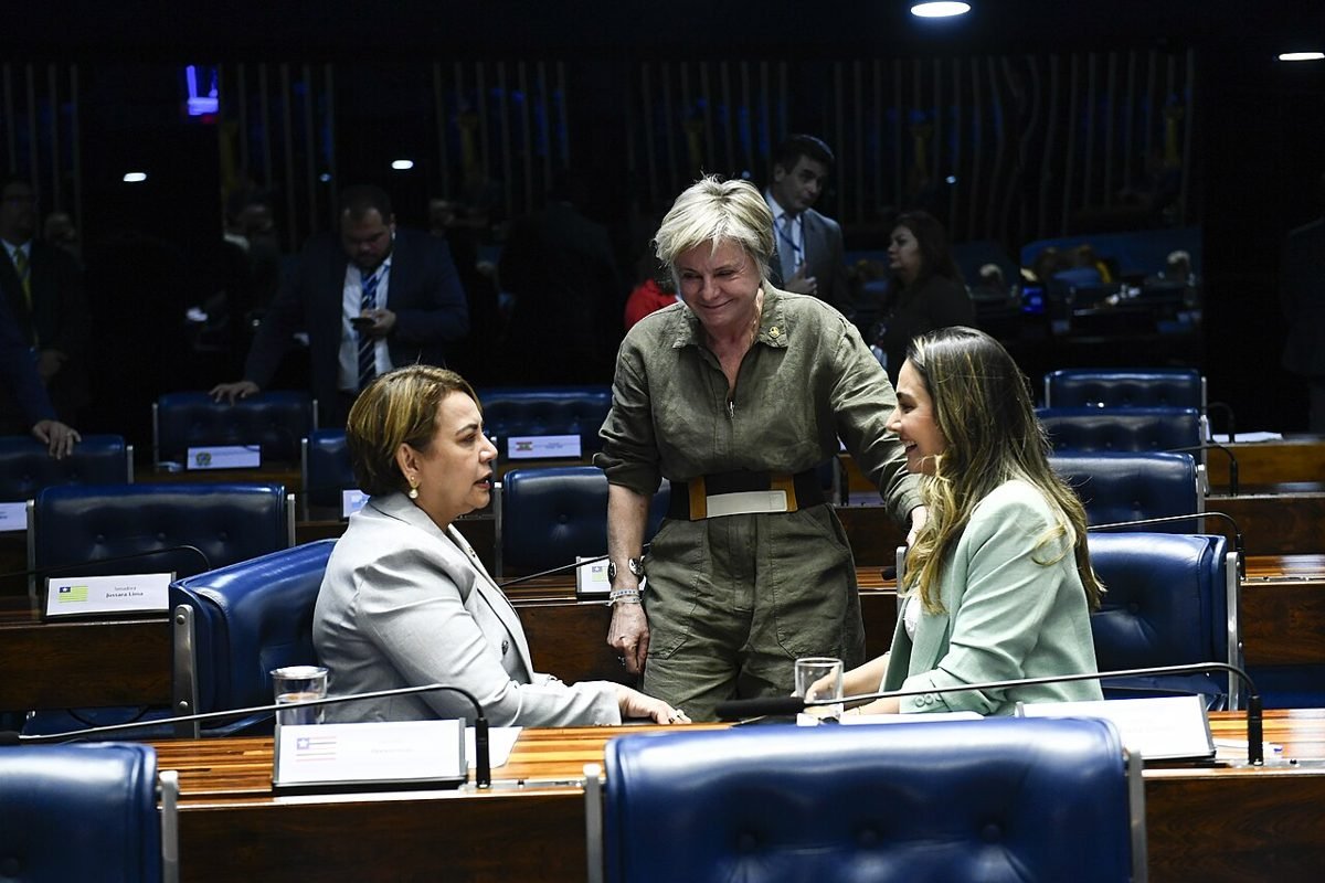 Senadoras conversam no plenário do Senado Federal durante sessão deliberativa ordinária